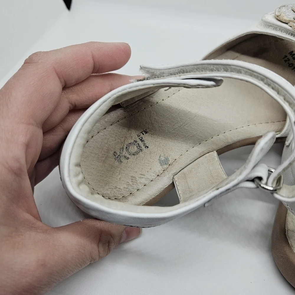 Kai white leather sandals with flower detail size 1.5